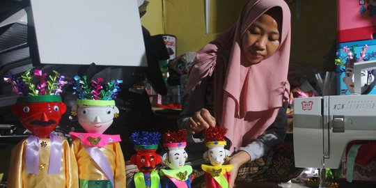 Pembuatan Miniatur Ondel-Ondel dari Limbah Botol Plastik