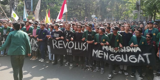 Ribuan Mahasiswa di Bandung Demo Kritisi Kebijakan Pemerintah dan DPR