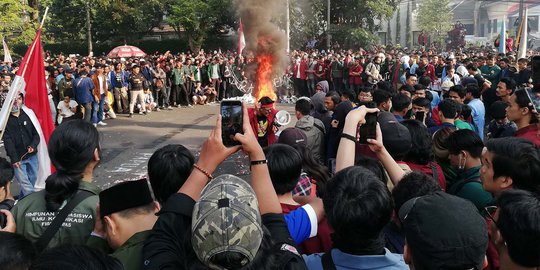 Demo Mahasiswa Tolak UU KPK dan RUU KUHP di Bandung Ricuh