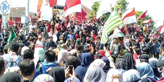 Kecam Pelemahan KPK dan RUU Kontroversial, Massa Kepung DPRD Jember