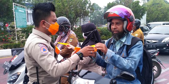 Asap di Aceh Semakin Pekat, Petugas Bagikan Masker ke Warga