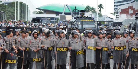 Demo Depan Gedung DPR Makin Ramai, Jalan Gatot Soebroto Arah Slipi Ditutup