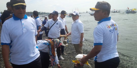 Selama Dua Bulan Anas Rutin Kampanyekan Bebas Sampah Plastik Di Banyuwangi Merdeka Com