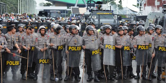 Demonstrasi Membludak, TNI-Polri Perketat Penjagaan Depan Gedung DPR