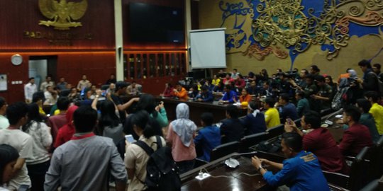 Di Depan Masinton & Supratman, Mahasiswa Nyatakan Mosi Tidak Percaya ke DPR