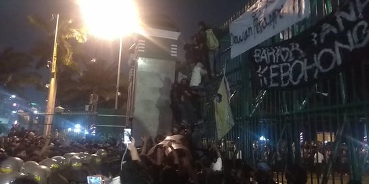Demo Memanas, Sejumlah Mahasiswa Jebol Pagar dan Naiki Gerbang Utama DPR