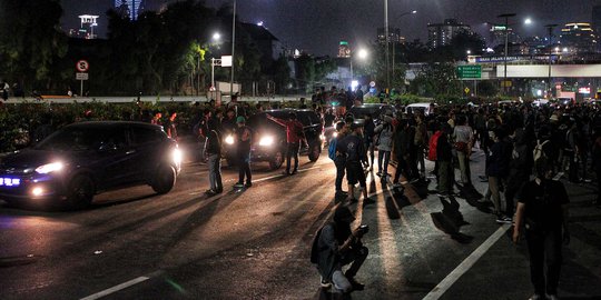 Mahasiswa Sempat Tutup Jalan Tol di Depan DPR