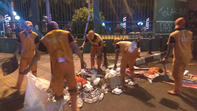 suasana gedung dpr usai demo