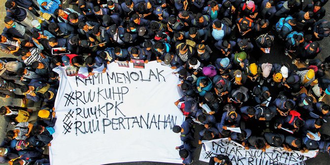 Polisi Pasang Kawat Duri Antisipasi Demo Mahasiswa Tolak RUU KUHP di DPR