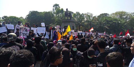 Mahasiswa Solo Demo Tolak RUU KUHP dan Revisi UU KPK di Depan Patung Bung Karno