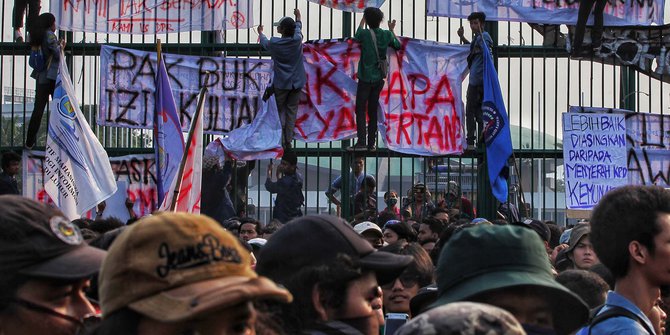 Ratusan Mahasiswa Unisma Bekasi Demo ke DPR