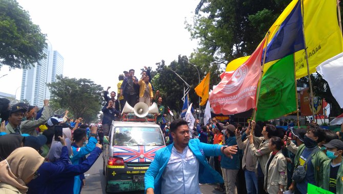 mahasiswa long march ke gedung dpr