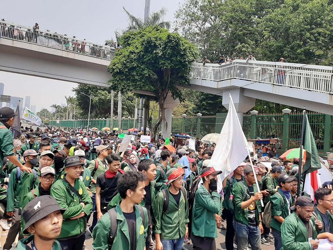 aliansi bem indonesia tiba di depan gedung dpr