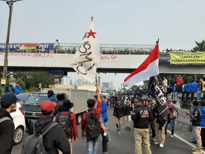 mahasiswa masuk ke dalam jalan tol