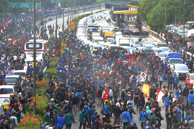 massa mahasiswa menutup jalan tol