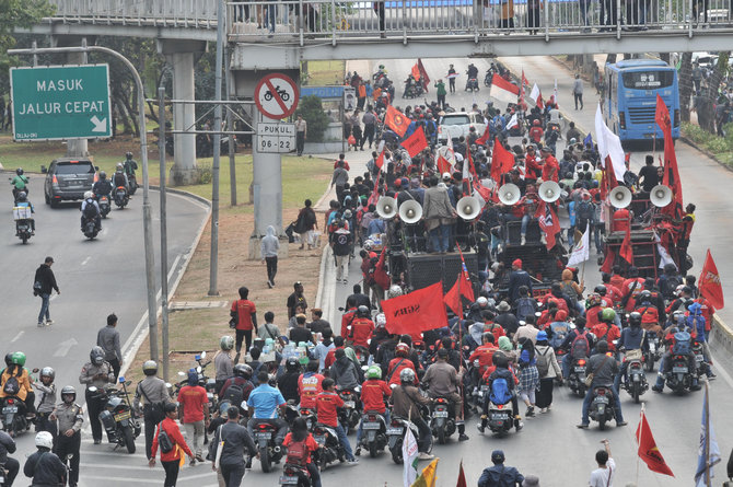 longmarch demonstran bikin jalan sudirman macet