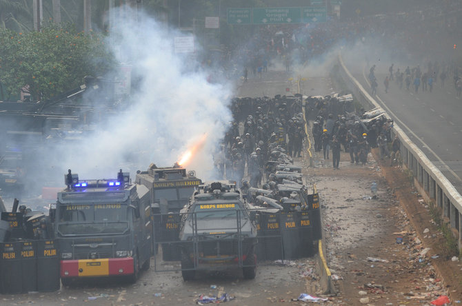 betrokan polisi dan mahasiswa di dpr