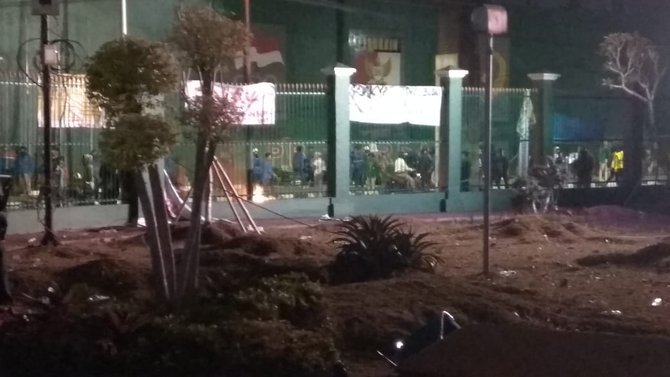 mahasiswa jebol gerbang belakang gedung dpr