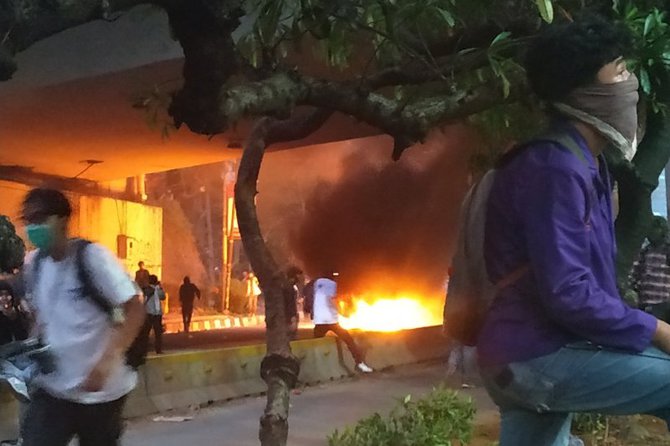 pendemo bakar spanduk di bawah flyover senayan