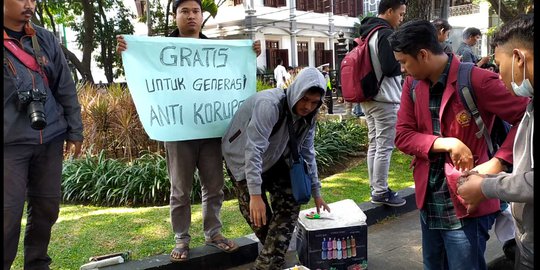 Penjual Es di Malang Gratiskan Dagangan untuk Demonstran Tolak Pelemahan KPK