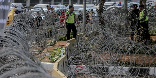 Kawat Berduri Hingga Kendaraan Water Barrier Disiagakan di Depan Gedung DPR