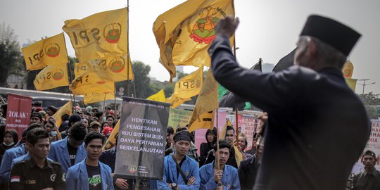 Aksi Petani Gruduk Gedung DPR