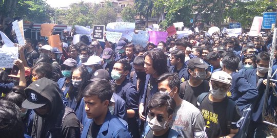 Ratusan Mahasiswa Berpakaian Serba Hitam Geruduk DPRD Bali