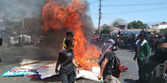 Demo Mahasiswa Makassar Ricuh, Polisi Tembakkan Gas Air Mata Dibalas Lemparan Batu