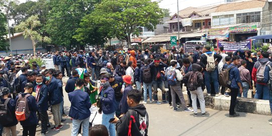 Stasiun Bekasi Dipadati Mahasiswa Hendak Bertolak ke Gedung DPR