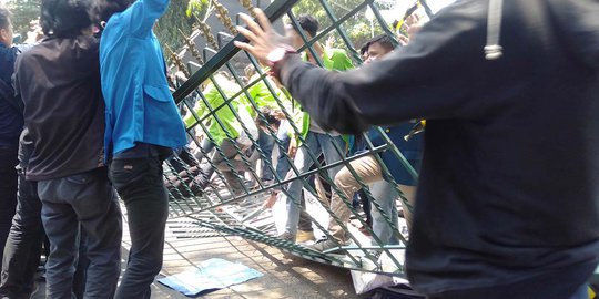 Mahasiswa Robohkan Gerbang DPRD Jateng