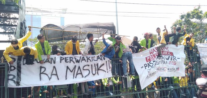 mahasiswa robohkan gerbang dprd jateng