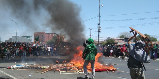 Demo di Makassar Berujung Ricuh, 2 Mahasiswa Sembunyi Dalam Showroom Mobil