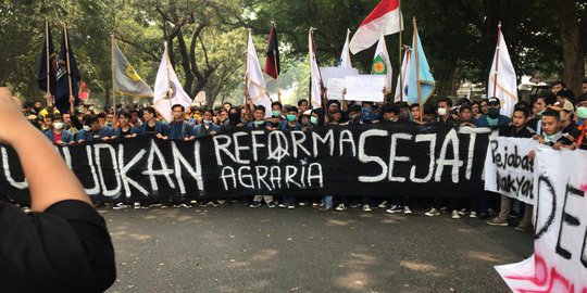 Mahasiswa Palembang Long March ke Gedung DPRD