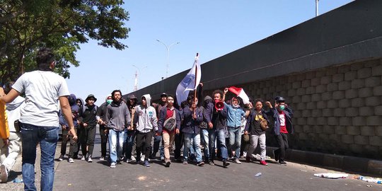 Polisi Bawa 3 Orang Usai Demo Berujung Kericuhan di Makassar