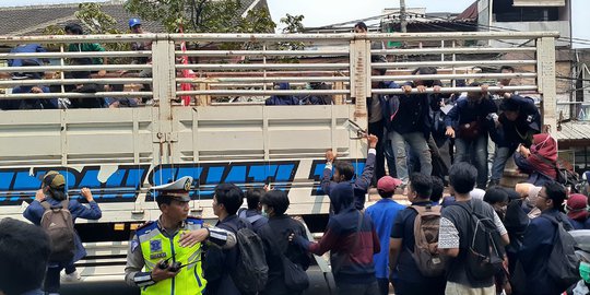 Berangkat Demo ke Gedung DPR, Mahasiswa di Tangsel Naik Truk