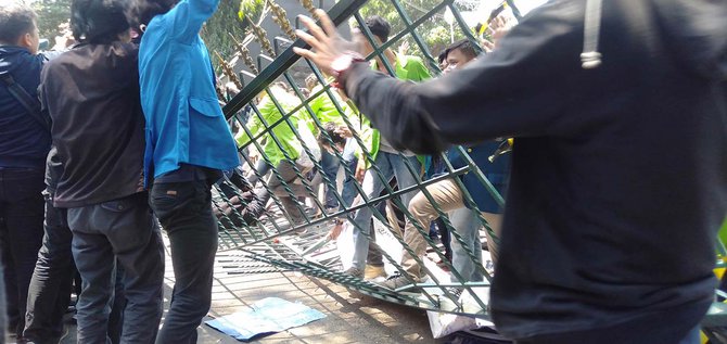 mahasiswa robohkan gerbang dprd jateng