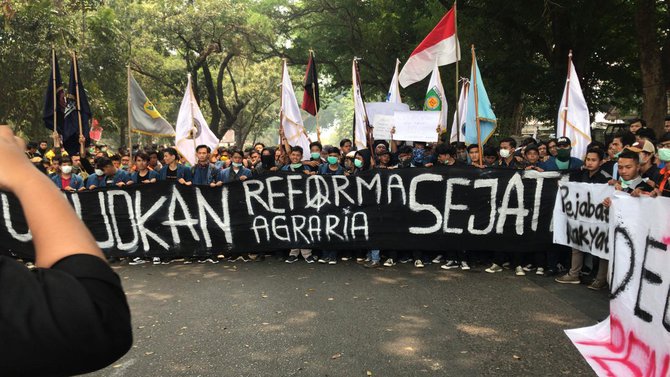 mahasiswa di palembang long march ke gedung dprd