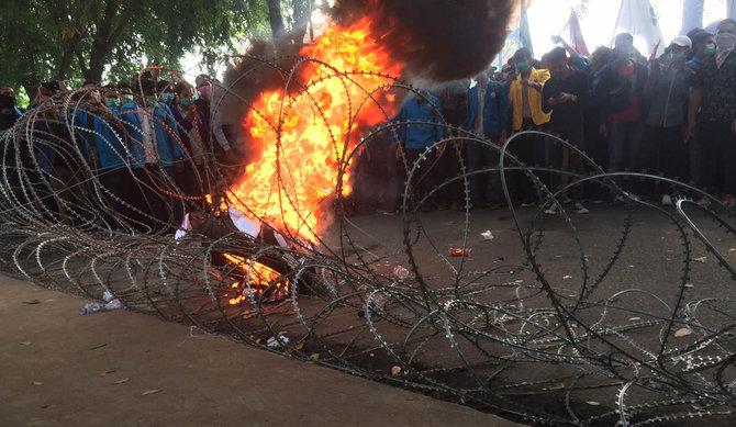 mahasiswa medan demo di depan gedung dprd sumut