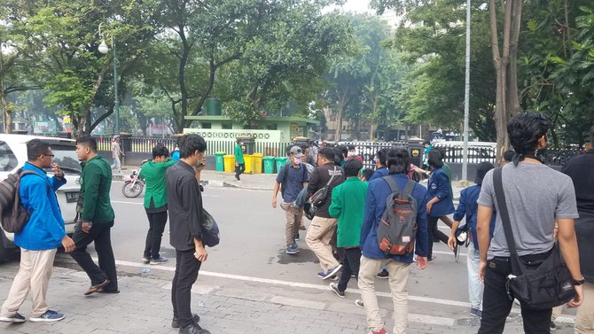 polisi tembaki mahasiswa di medan dengan gas air mata