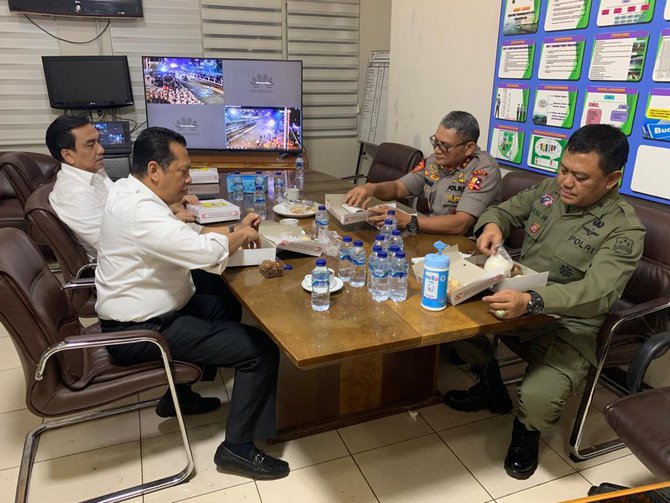 ketua dan wakil ketua dpr masih berada di gedung dpr