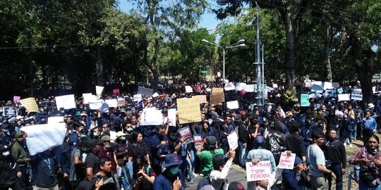 Usai Demo di Gedung DPRD Bali, Mahasiswa Bergeser ke Kantor Gubernur