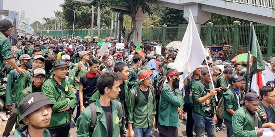 Mahasiswa Minta Gerbang Gedung DPR Dibuka