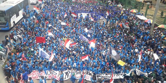 Demo Mahasiswa Memanas, Massa Paksa Jebol Pagar DPR & Merangsek ke Jalan Tol