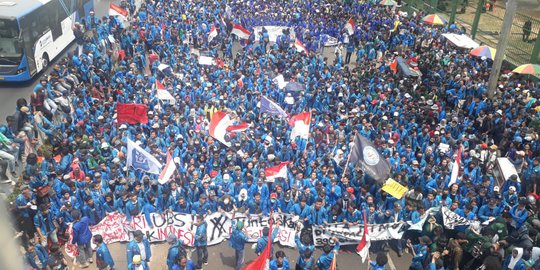 Mahasiswa Tutup Jalan Tol depan DPR, Pengendara Bagikan Makanan dan Minuman