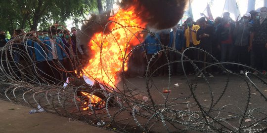 Demo Mahasiswa Medan, Bakar Ban dan 'Usir' Dua Anggota DPRD