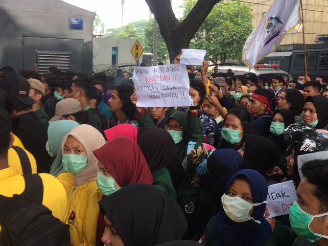 mahasiswa medan demo di depan gedung dprd sumut