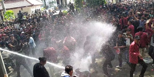 Massa Paksa Masuk Gedung DPRD, Demo di Malang Bentrok