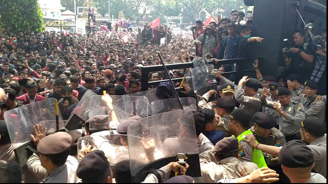 demo mahasiswa di malang bentrok