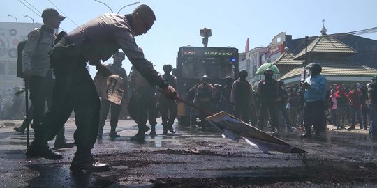 Demo di Makassar Memanas, Polisi Pukul Mundur Mahasiswa