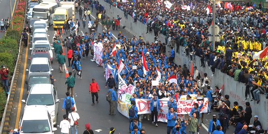 Massa Mahasiswa Menutup Jalan Tol Dalam Kota